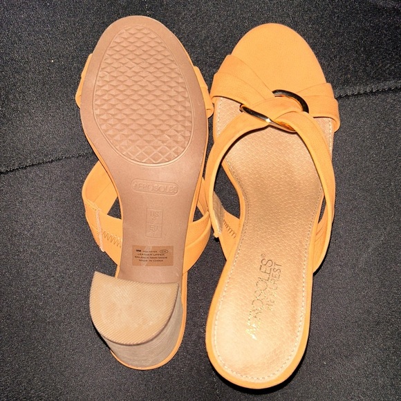 AEROSOLES Women's Vibrant Orange Wedges Size 9. Excellent condition. - Picture 3 of 4